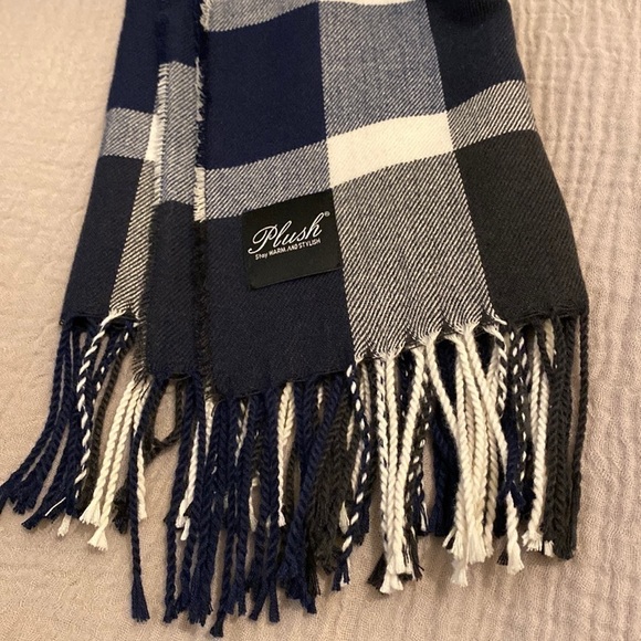 Plush scarf . Very good condition. 26”70” - Picture 2 of 7